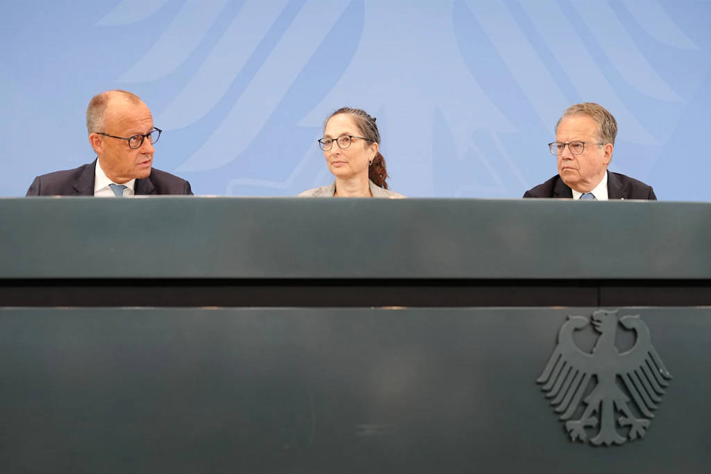 Bundeskanzler Friedrich Merz (CDU, l-r) gibt zum Bericht der Alterssicherungskommission eine Pressekonferenz.