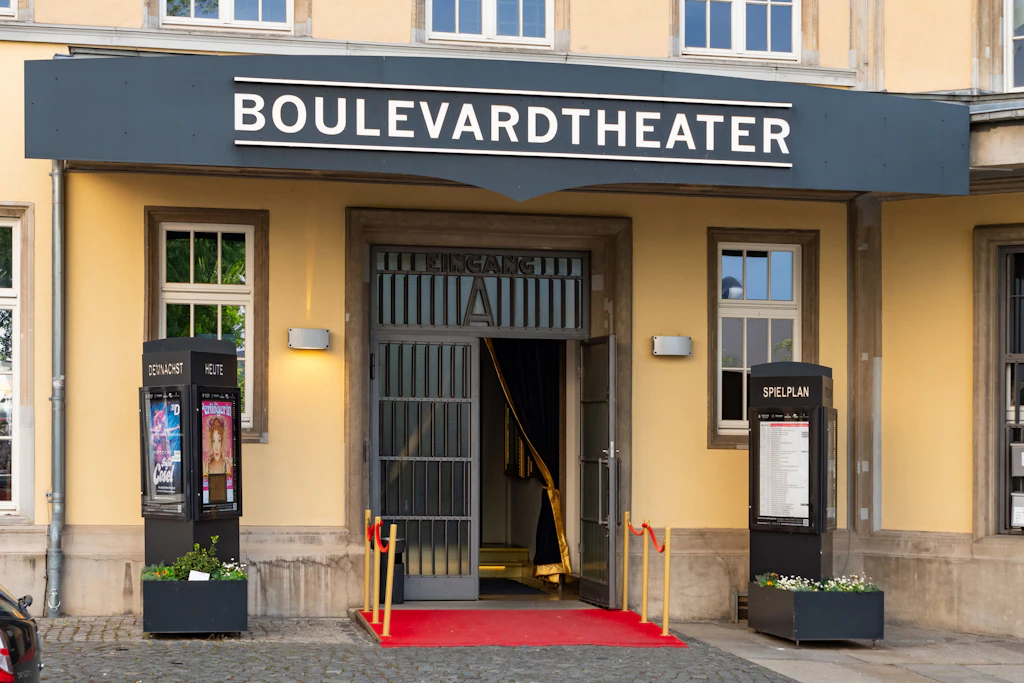 Eingang zum Boulevardtheater Dresden: Weit und breit keine Windräder zu sehen.