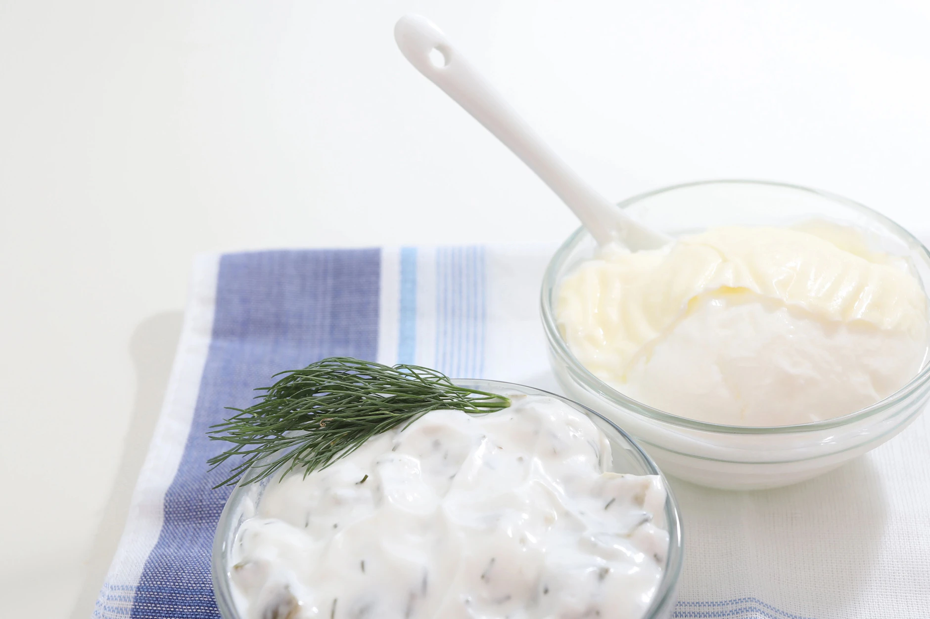 Den Snezhanka-Salat kann man auch als Dip ähnlich wie Tzatziki verwenden. Dann lässt man einfach die Walnüsse weg.