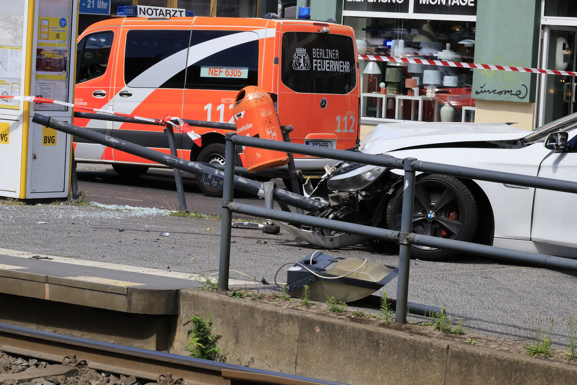 Beide Autos schleuderten Richtung BVG-Haltstelle. Dabei kollidierte der BMW mit einem Verkehrsmast, der durch den Umprall umknickte.