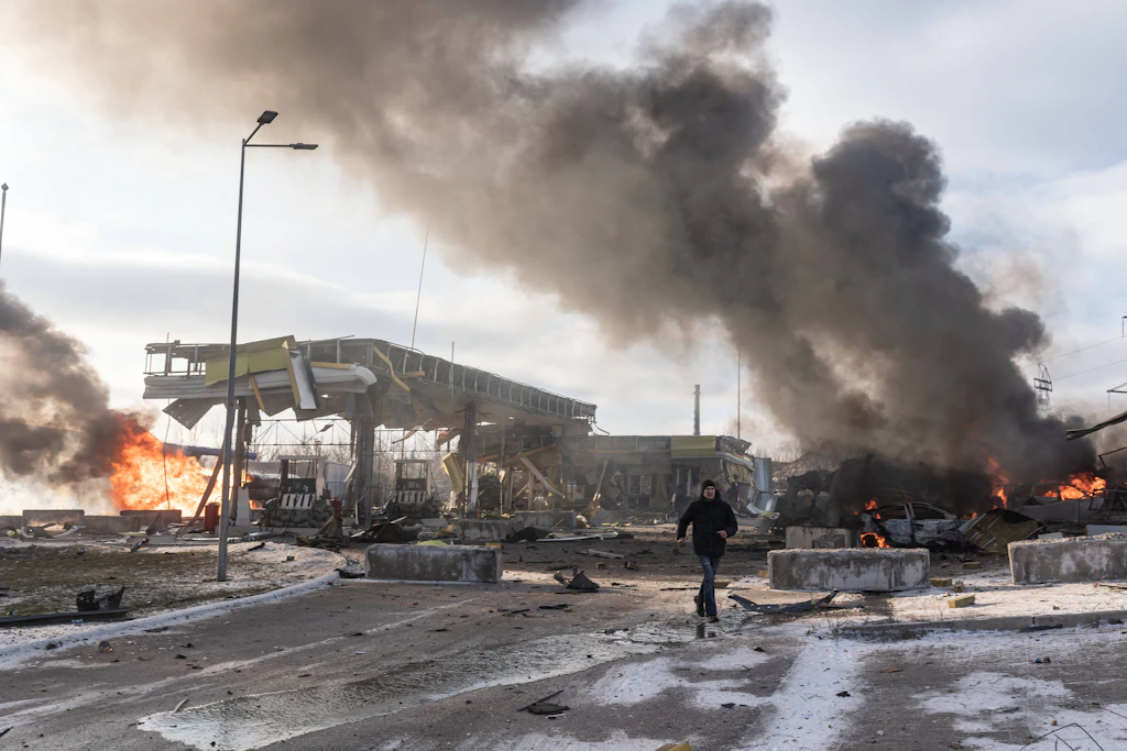 Eine durch einen russischen Drohnenangriff zerstörte Tankstelle in Kramatorsk. Der Ukraine-Krieg belastet zunehmend auch die Energieversorgung im russischen Hinterland.