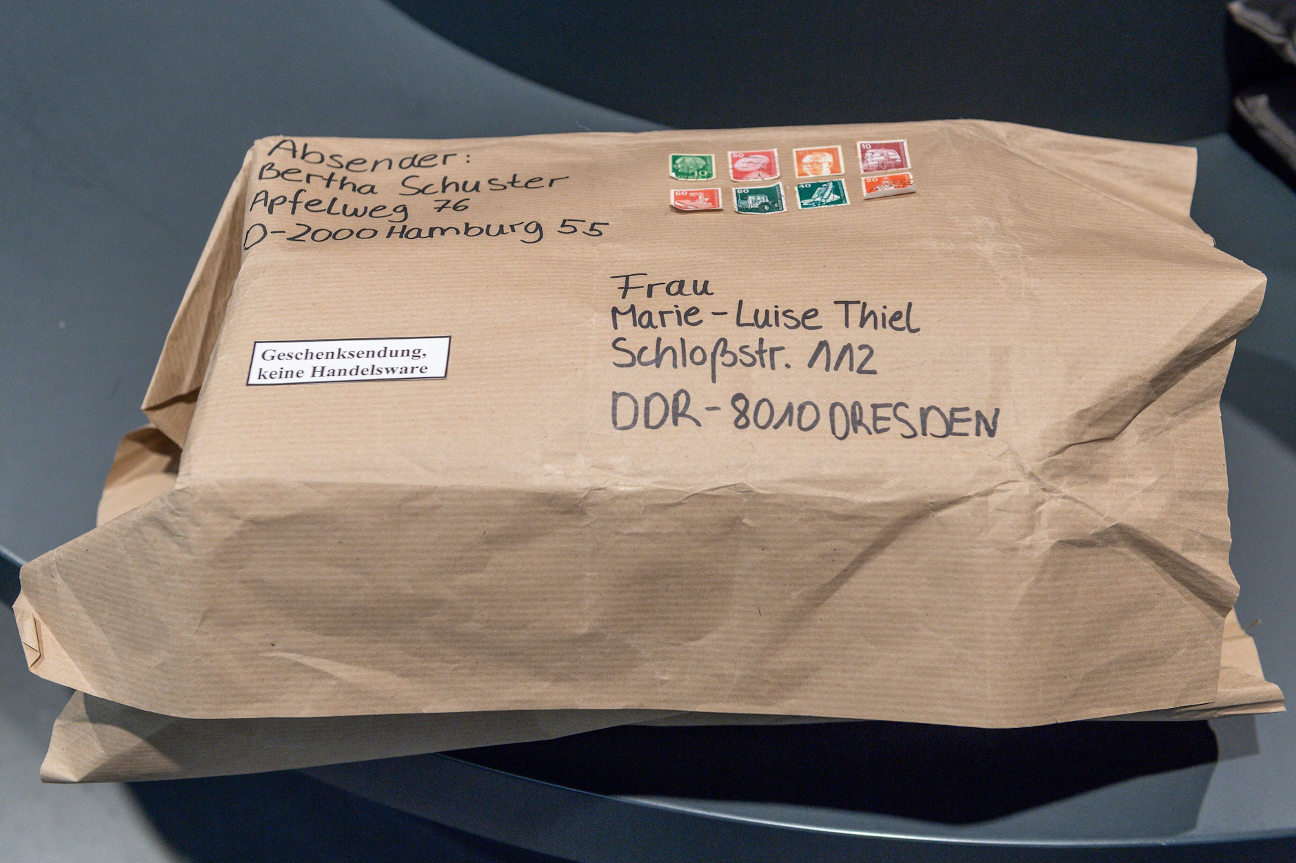 Dieses alte Westpaket, das aus Hamburg nach Leipzig versendet wurde, ist im Zeitgeschichliches Forum Leipzig zu sehen. Jedes dieser Pakete musste mit der Aufschrift „Geschenksendung, keine Handelsware“ gekennzeichnet werden.