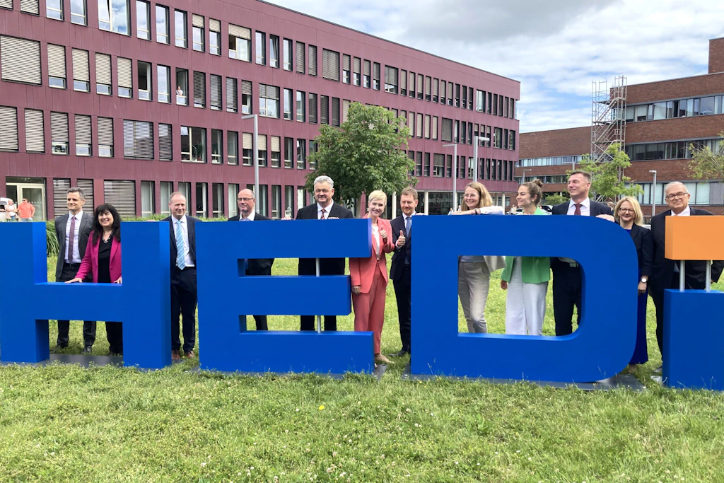Die Buchstaben HEDI stehen dort, wo bis 2030 der Neubau für das Forschungszentrum entstehen soll. Bis dahin wird im Institut für Physik geforscht und auch experimentiert. Vor allem auch sie stehen voll dahinter: Manuela Schwesig (SPD) und Michael Kretschmer (CDU).