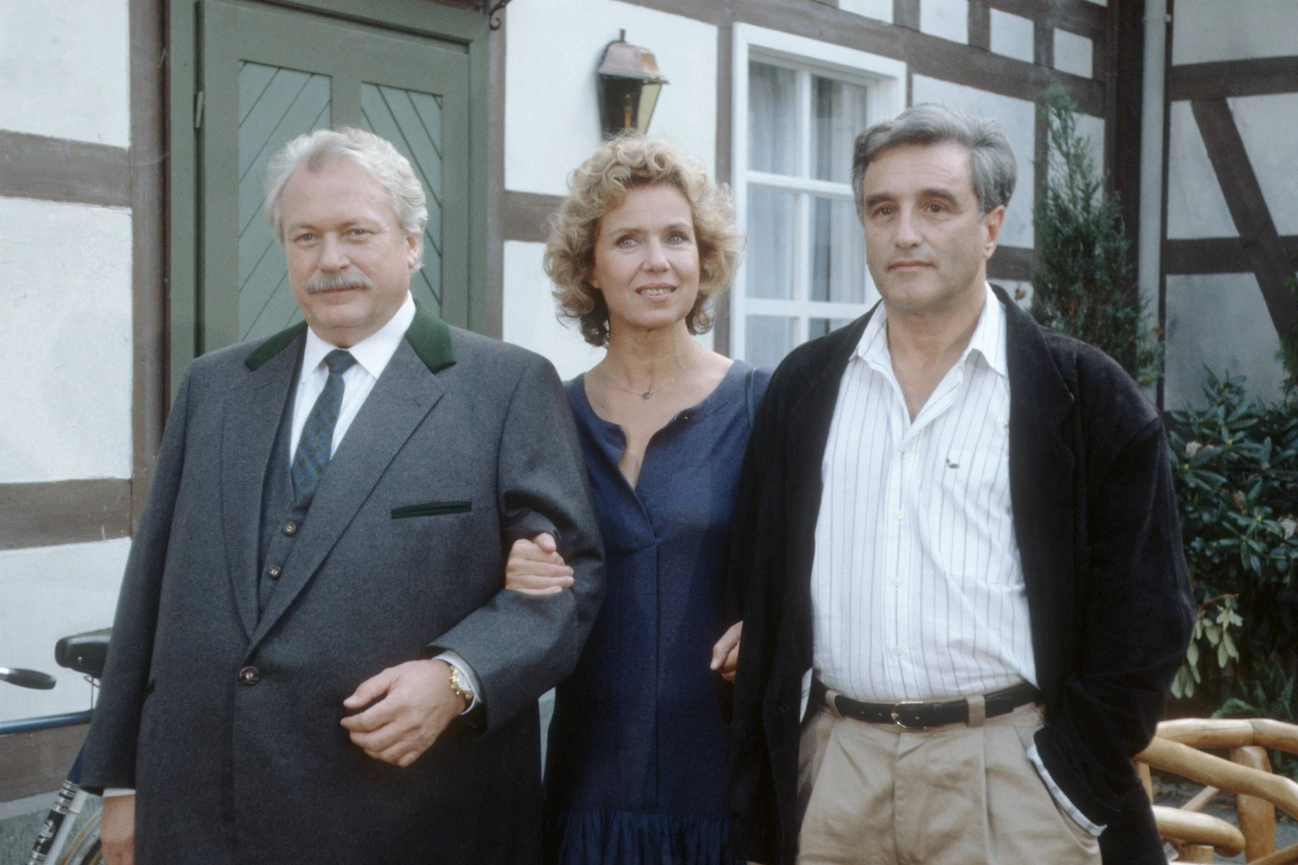 Michael Degen (r.) zusammen mit Günter Strack und Witta Pohl am Set von „Diese Drombuschs“.