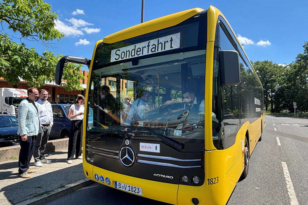 Handys hinter der Frontscheibe: So sollen BVG-Busse Baustellen kontrollieren