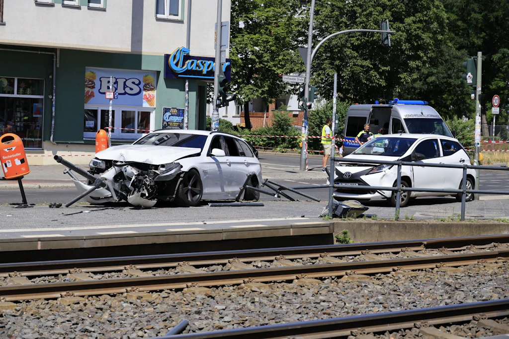 Bei dem Unfall gerieten die Autos in den Bereich der Tramhaltestelle.
