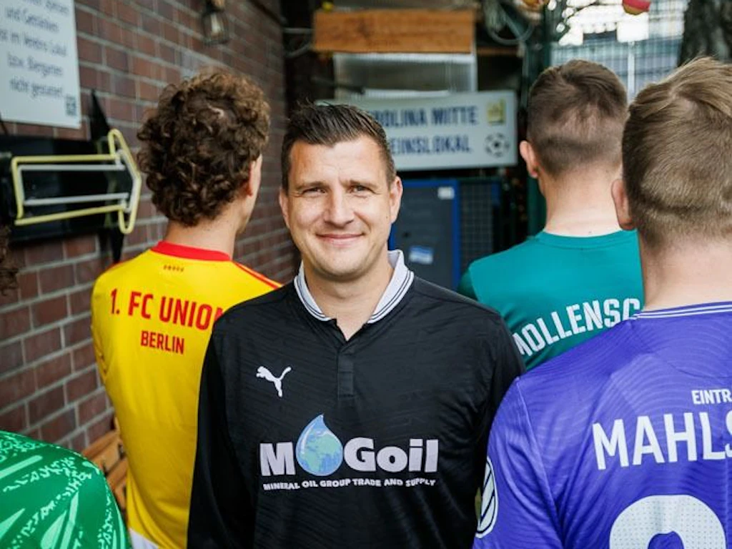 Tino Löst (Mitte) ist der neue Besitzer der Fußballwoche.