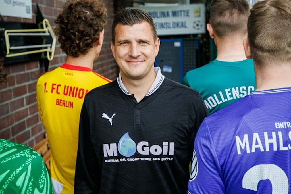 Tino Löst (Mitte) ist der neue Besitzer der Fußballwoche.