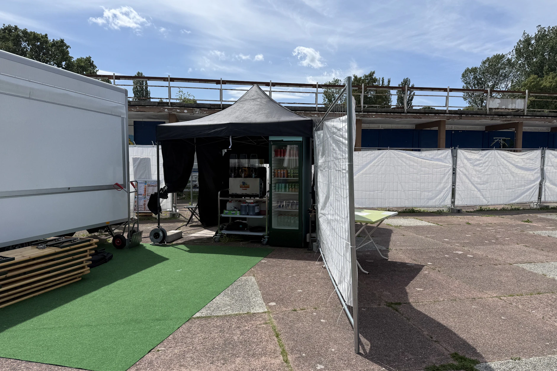 Die alte Schwimmhalle Pankow auf dem Gelände des Freibads ist eine Ruine, deshalb wird sie mit Zäunen abgesperrt. Für den Gastronomiebetrieb ist das wenig einladend.