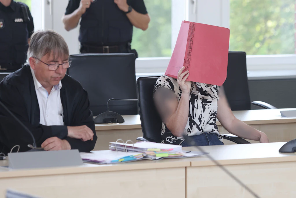 Im Prozess um den mutmaßlichen Mord an Fabian aus Güstrow sitzt die Angeklagte Gina H. im Verhandlungssaal im Landgericht Rostock.