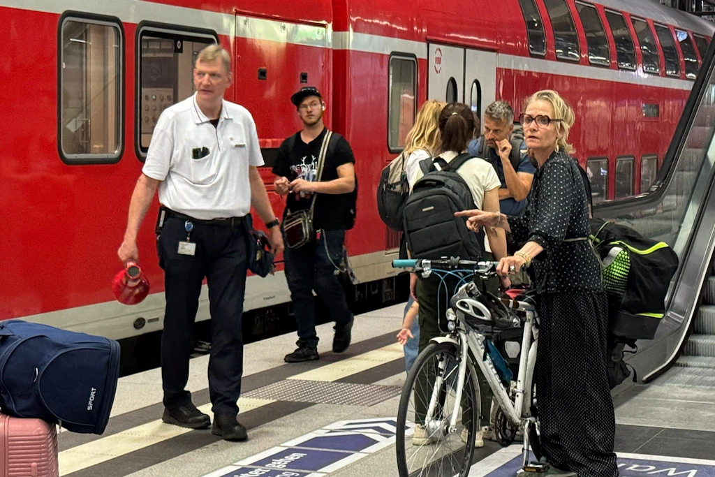 Stillstand im Berliner Hauptbahnhof: Auch Regionalzüge konnten am Dienstagabend nicht mehr fahren. Viele Reisende strandeten.