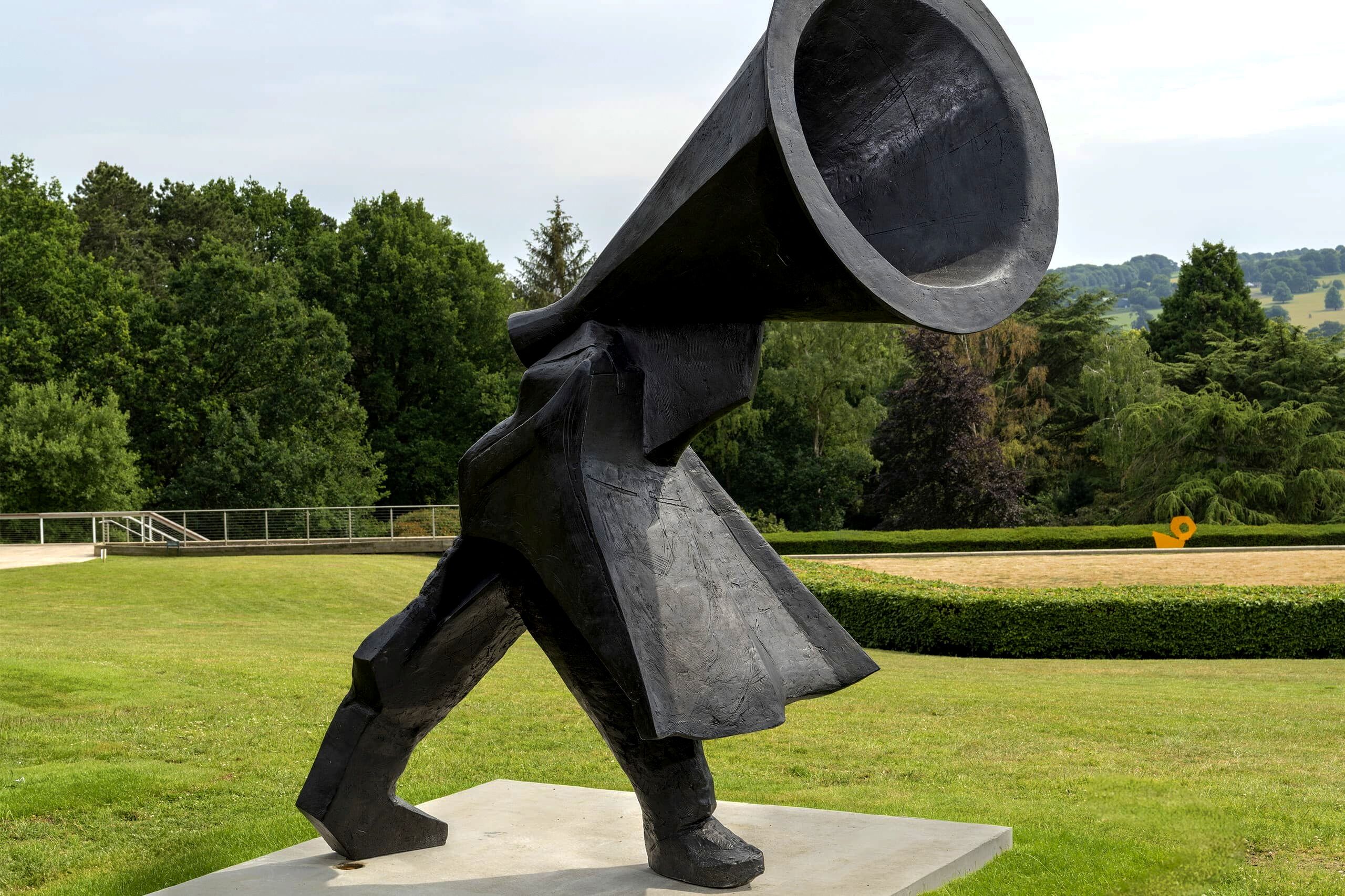 Was sagt uns dieses Megafon auf Beinen am Potsdamer Brauhausberg?