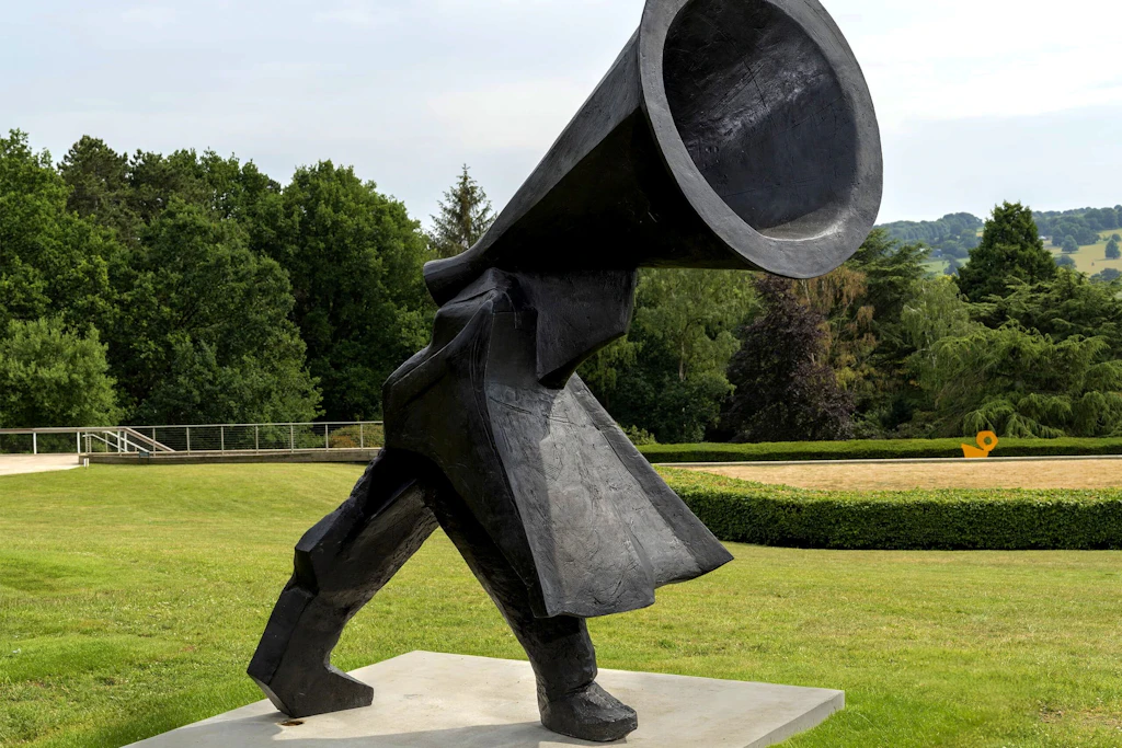 Was sagt uns dieses Megafon auf Beinen am Potsdamer Brauhausberg?