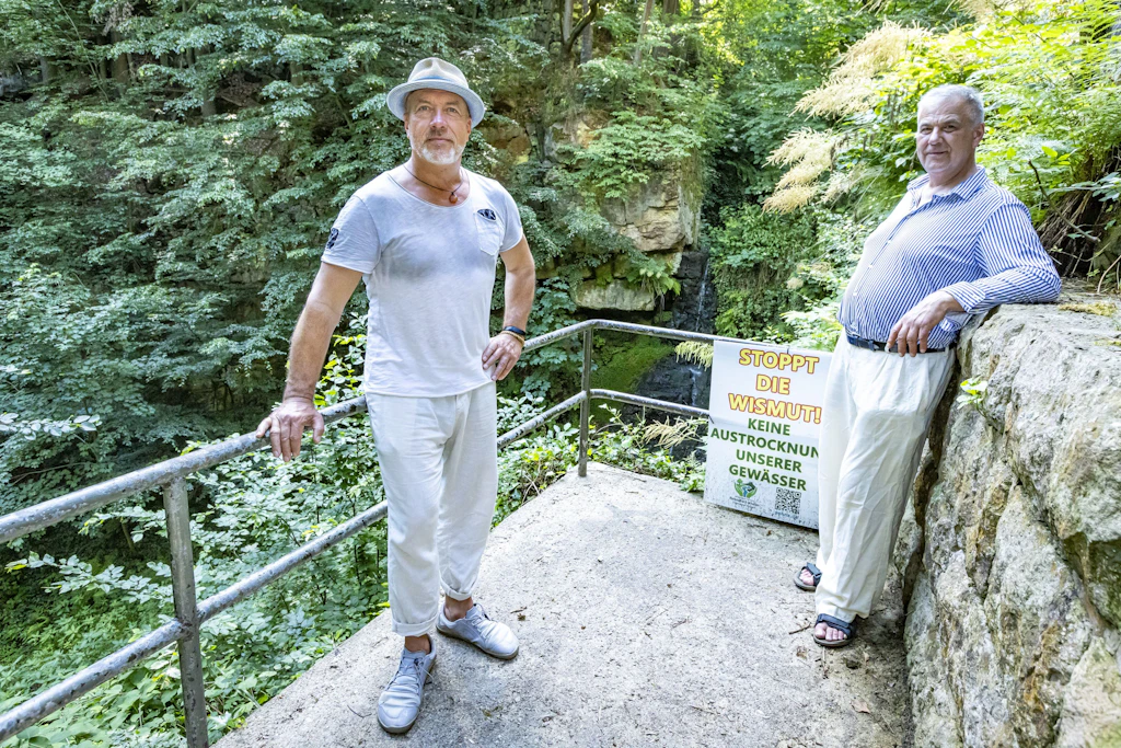Torsten Schmidt (l.) und Heiner Kramm kämpfen um ihren Wasserfall.