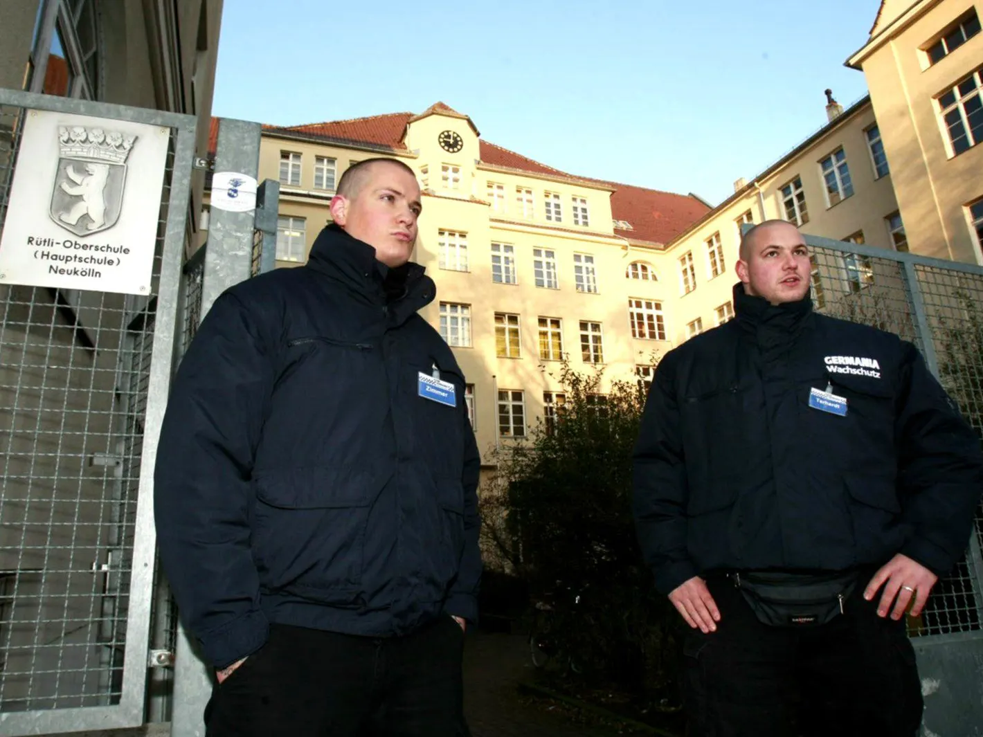 Solche Bilder gingen vor 20 Jahren um die Welt. Wachschützer stehen am Eingang der Rütli-Schule in Neukölln, der damaligen Terrorschule von Berlin.