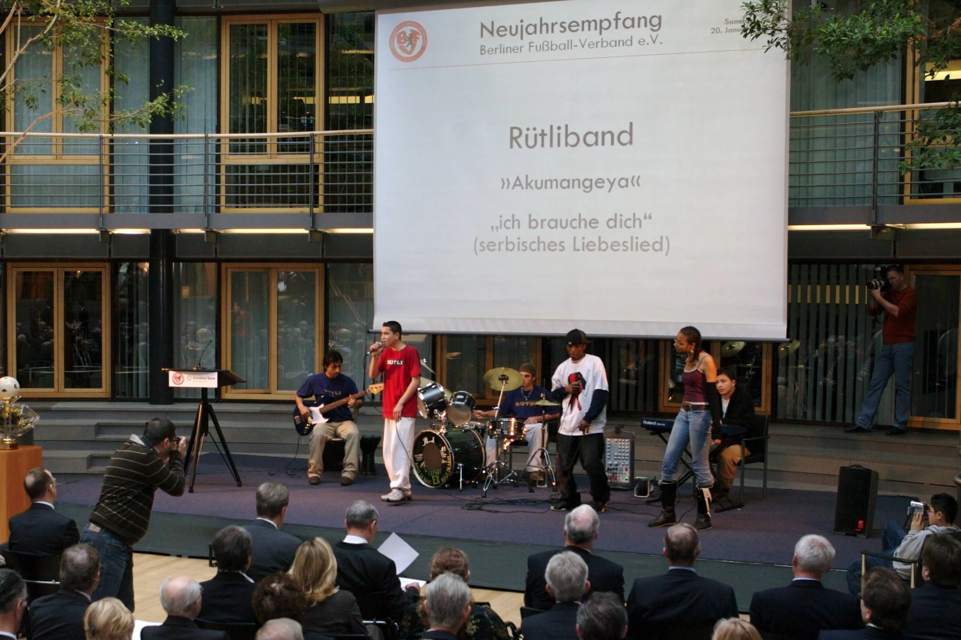 Statt geprügelt wird nun musiziert. Die Band der Neuköllner Rütli-Schule bei einem Auftritt auf dem Neujahrsempfang des Berliner Fußballverbandes (2007).