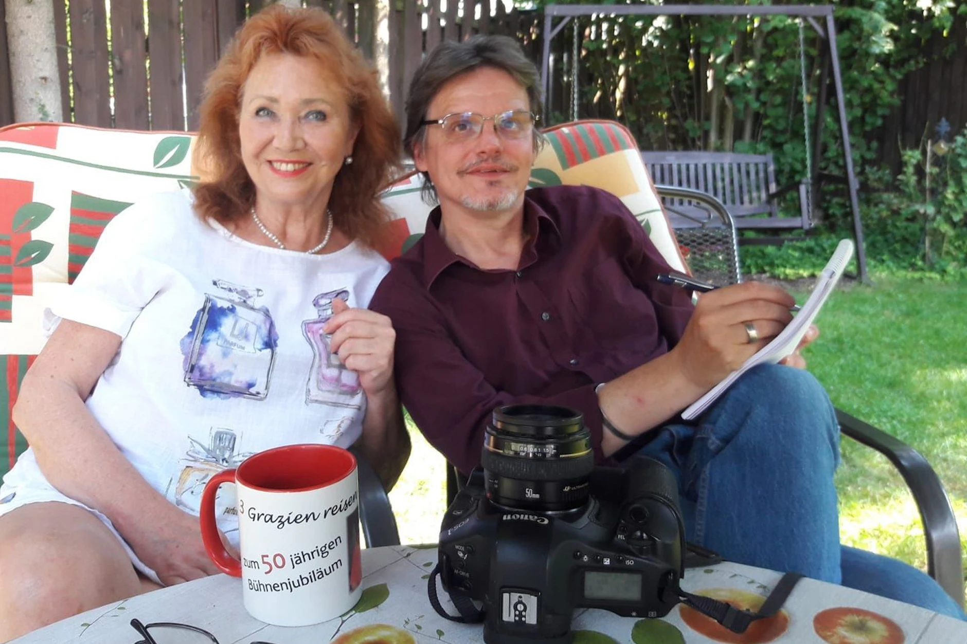 Regina Thoss und KURIER-Reporter Norbert Koch-Klaucke beim Kaffeekränzchen und Interview im Garten des DDR- Schlager-Stars.