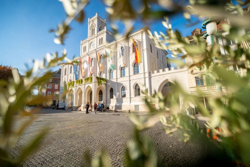 Der historische Marktplatz von Weimar bildet die eindrucksvolle Kulisse für die Open-Air-Inszenierung von „Jedermann“ 2026.