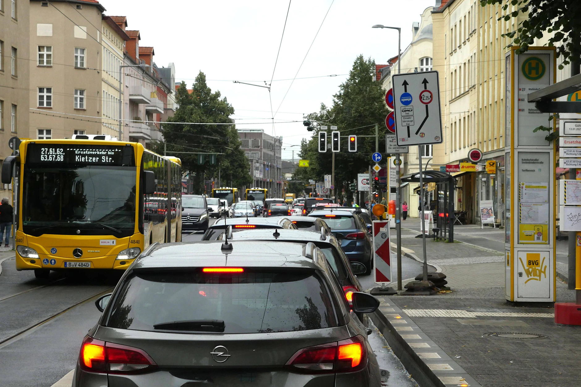 Stau gehört in der Bahnhofstraße in Köpenick zur Tagesordnung. Mit der Sperrung der Hämmerlingstraße verlagern sich jetzt noch mehr Autos auf die Verkehrsachse.