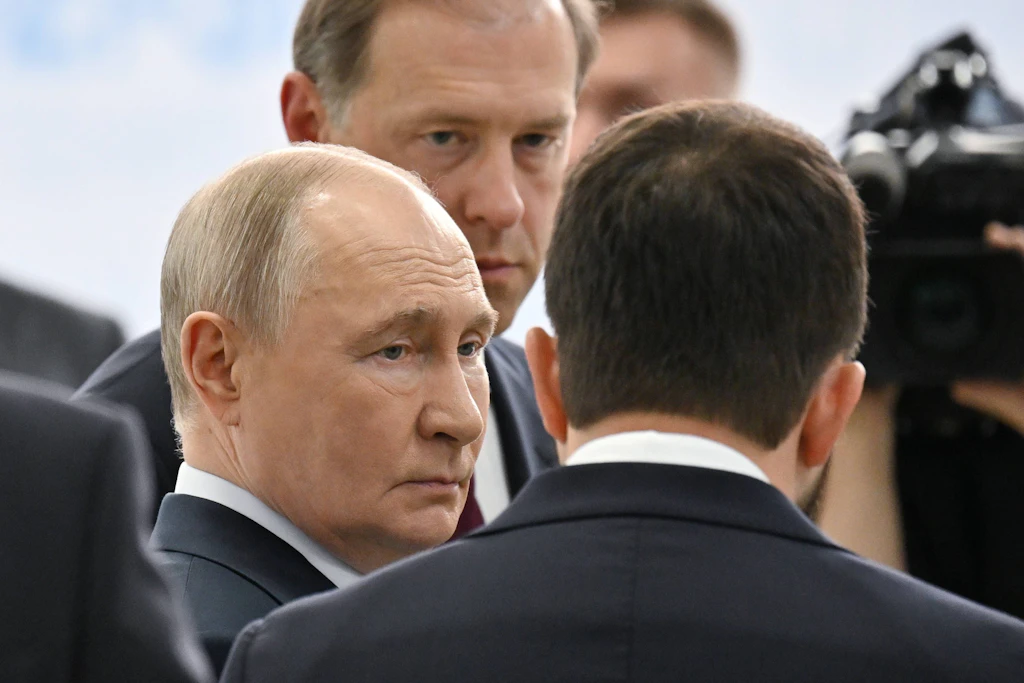 Russlands Präsident Wladimir Putin bei einem Besuch des Gromow-Flugforschungsinstituts bei Moskau
