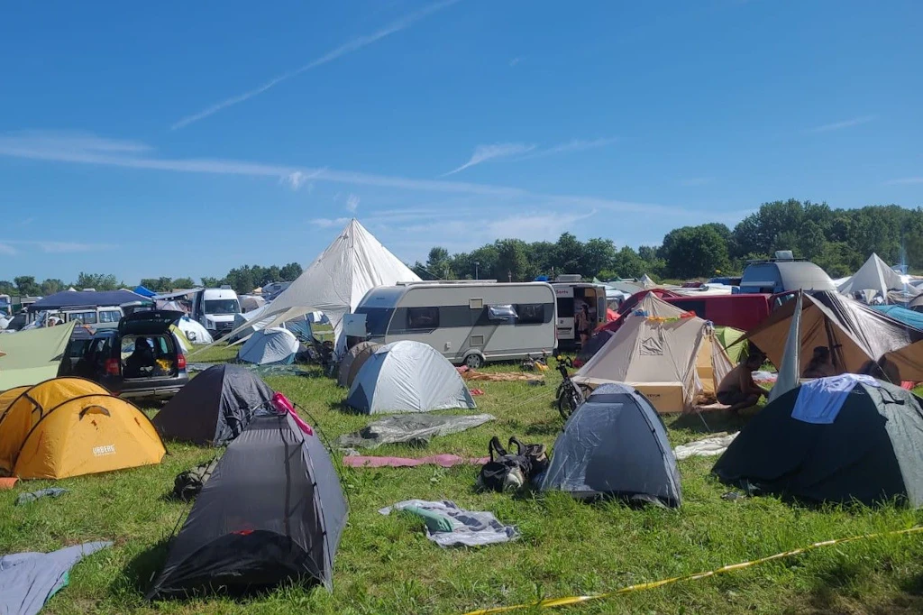 Zeltaufbau am Mittwochvormittag auf dem Festivalgelände der Fusion in Lärz.