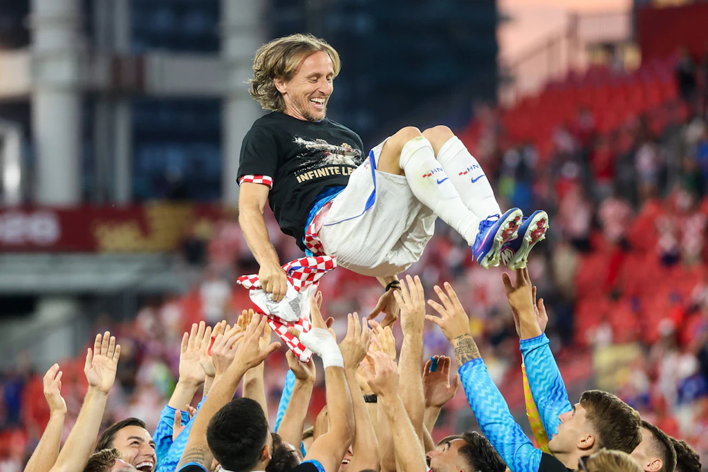 Große Ehre: Seine Mannschaft ließ die „Ewige Legende“ Luka Modrić nach seinem 200. Einsatz im kroatischen Trikot hochleben.