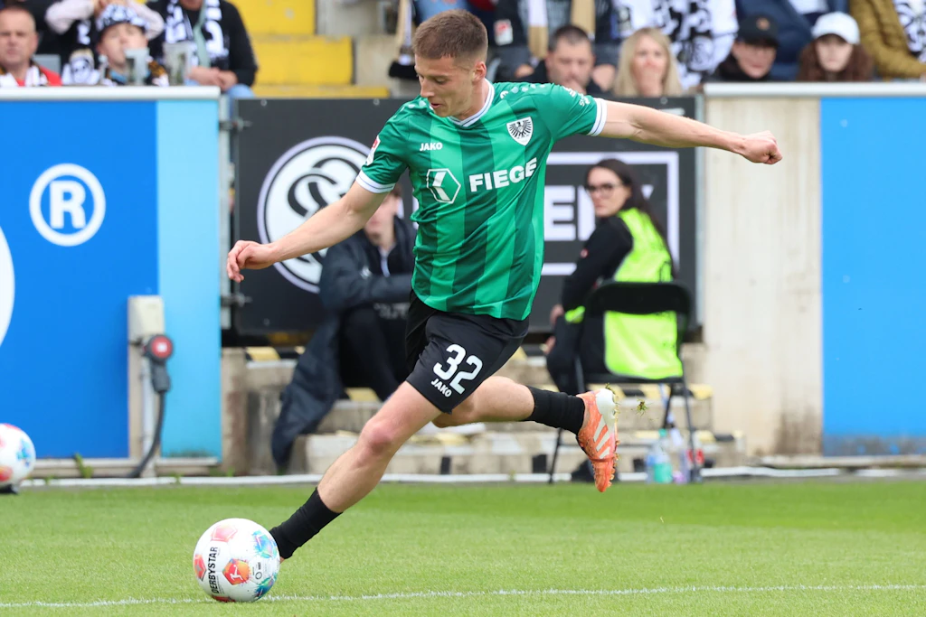 Noch im Trikot von Preußen Münster: Tobias Raschl wäre eine Verstärkung für das zentrale Mittelfeld.