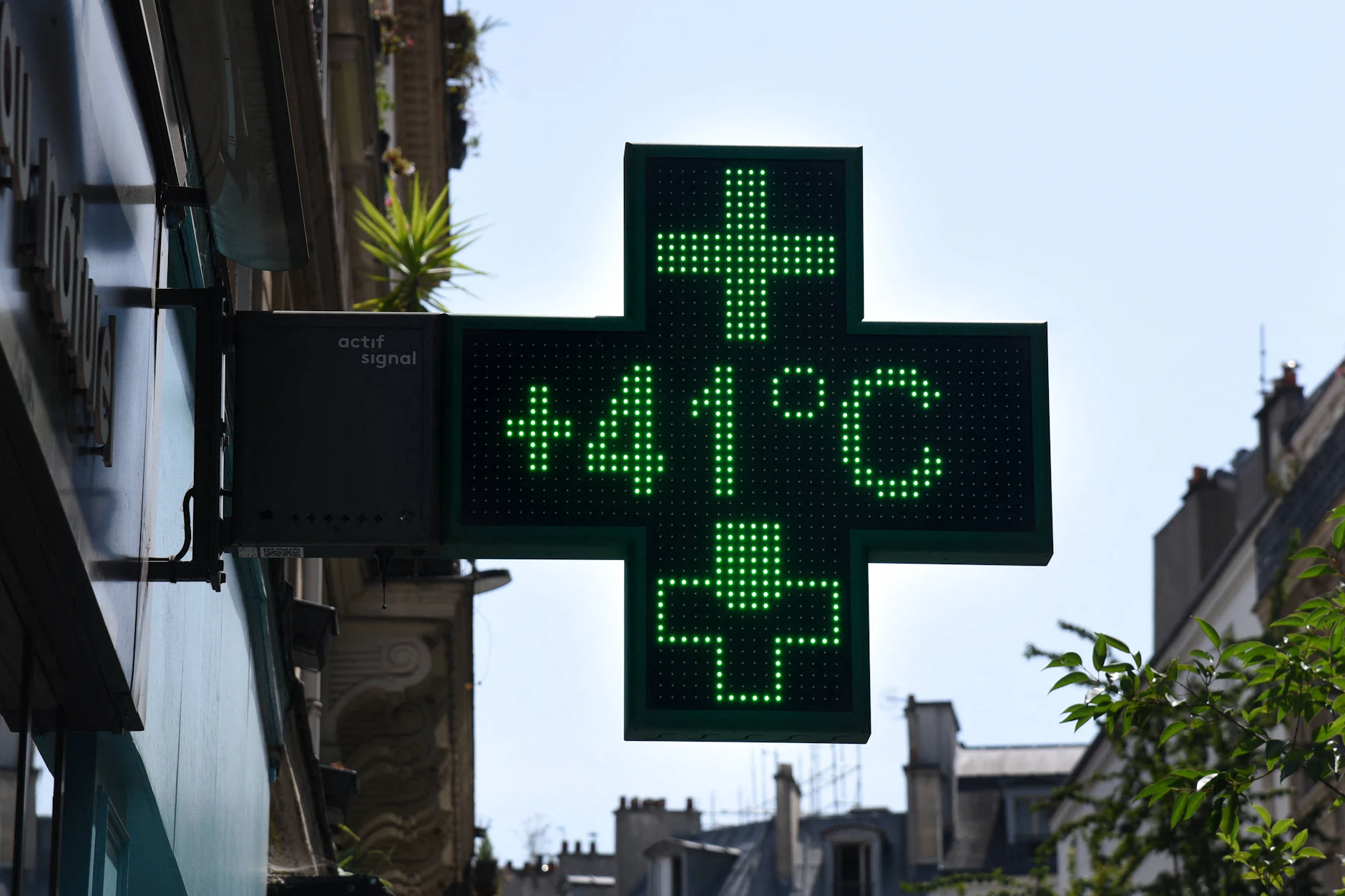 41 Grad mitten in der Stadt: Eine Apotheken-Anzeige in Frankreich zeigt die extreme Hitze an. Frankreich erlebte den heißesten Tag seit Messbeginn.