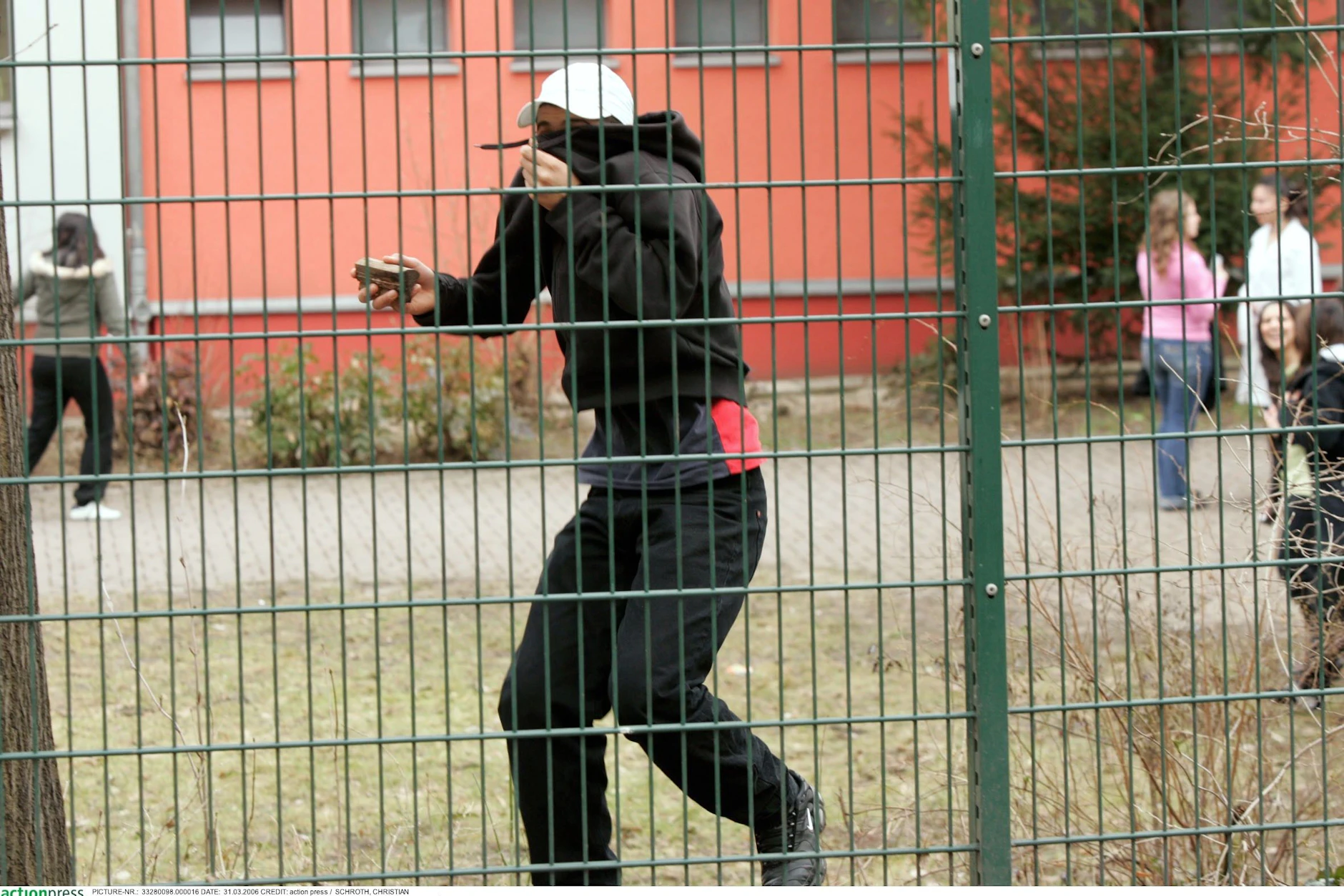 Vor 20 Jahren an der Rütli-Schule in Neukölln: Ein Steine werfender Schüler auf dem Schulhof.