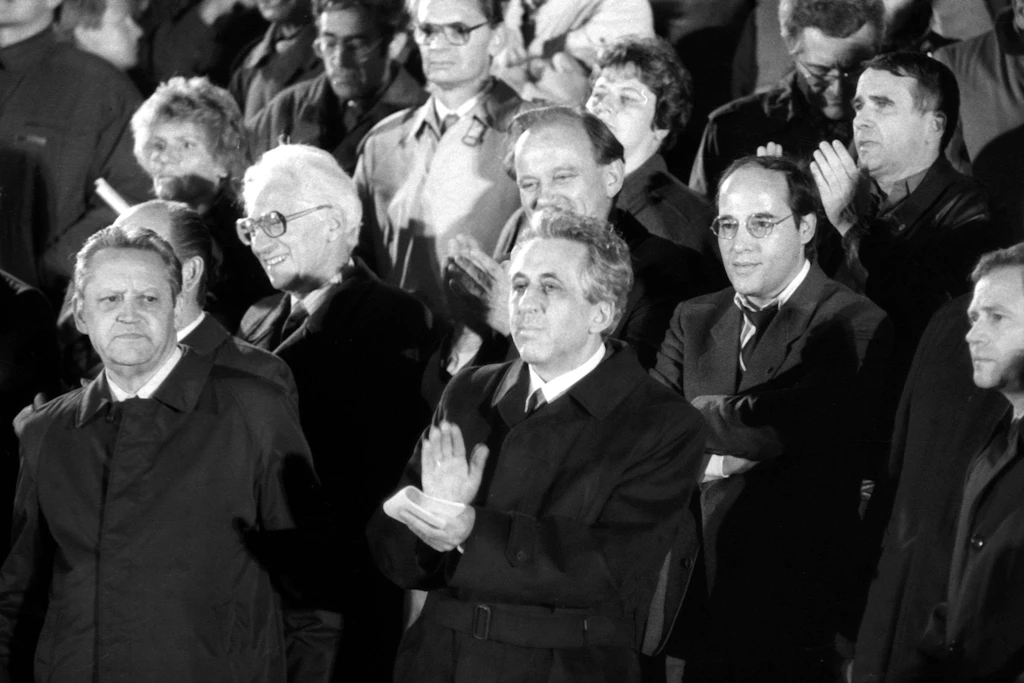 November 1989: Günter Schabowski (vorne li.), Egon Krenz (vorne M.), Erhard Krack (2. Reihe, 3.v.re.), Gregor Gysi (2. Reihe, 2.v.re.) und der Autor des Textes Eberhard Aurich (3. Reihe, re.)