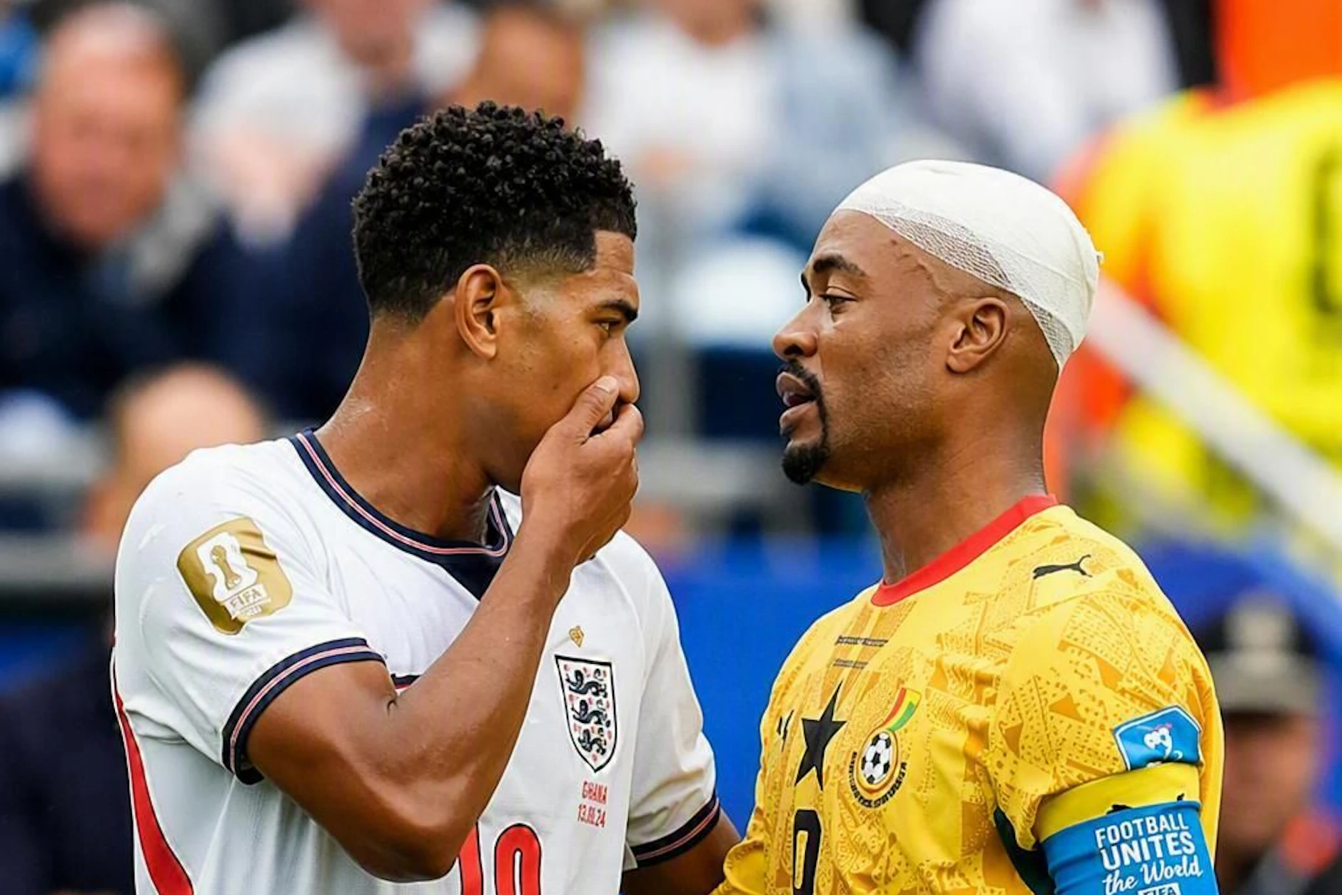 Englands Jude Bellingham diskutierte mit Ghanas Jordan Ayew und hatte dabei die Hand vor dem Mund gehalten. Nach neuen Fifa-Regeln hätte Bellingham eigentlich Rot sehen müssen.
