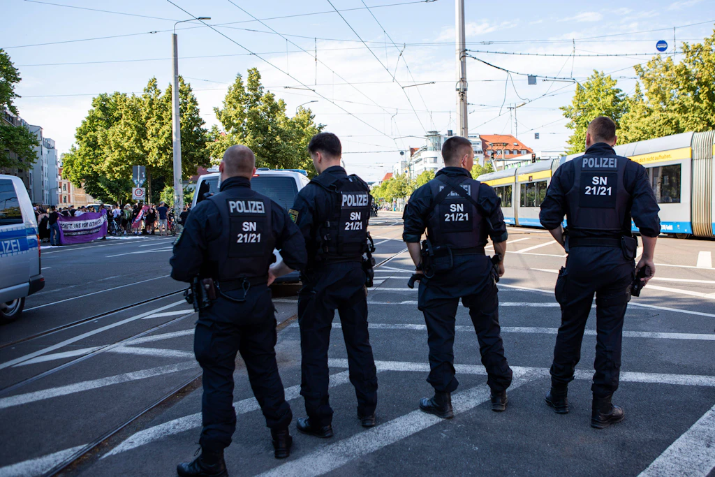 Neues Polizeigesetz in Sachsen: KI-Überwachung und Palantir-Verzicht beschlossen
