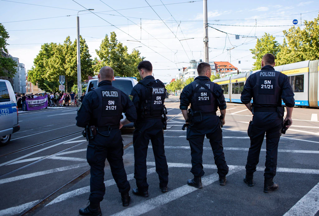 Neues Polizeigesetz in Sachsen: KI-Überwachung und Palantir-Verzicht beschlossen