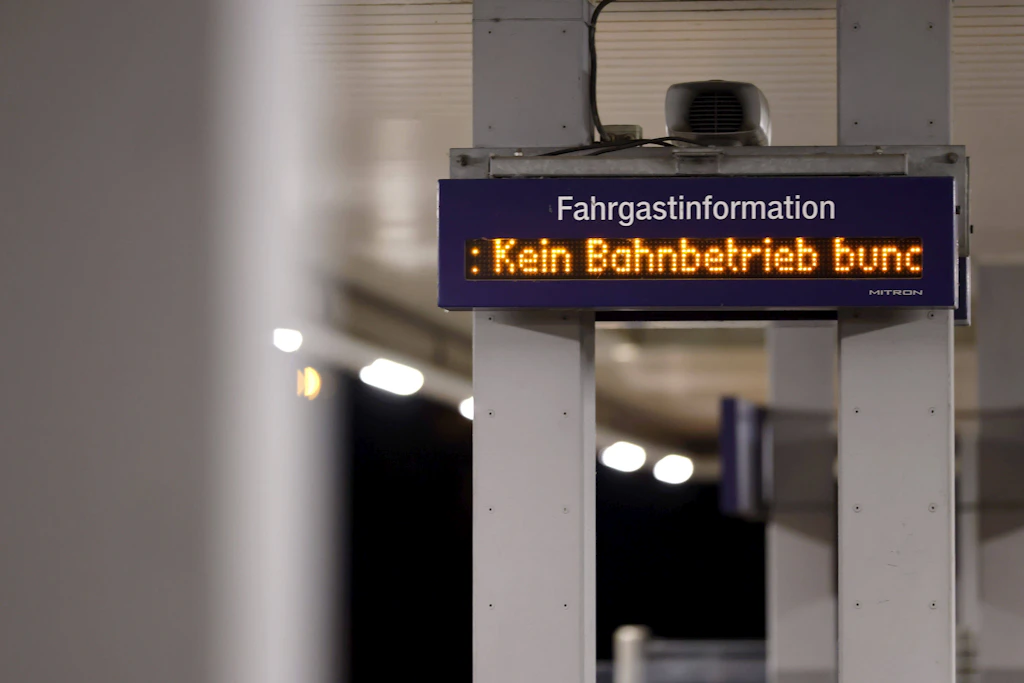 Eine Anzeigetafel weist auf die Zugausfälle hin.