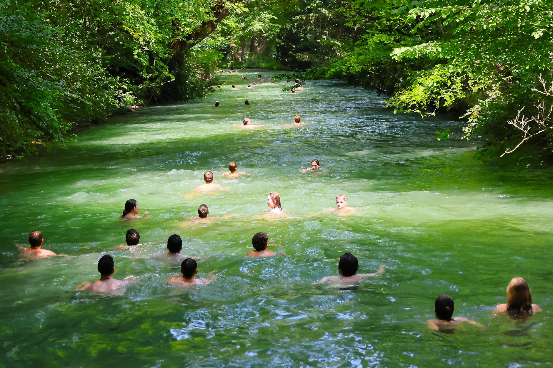 Überall in Deutschland suchten die Menschen am vergangenen Wochenende nach Abkühlung. Hier: Badende im Eisbach in München.