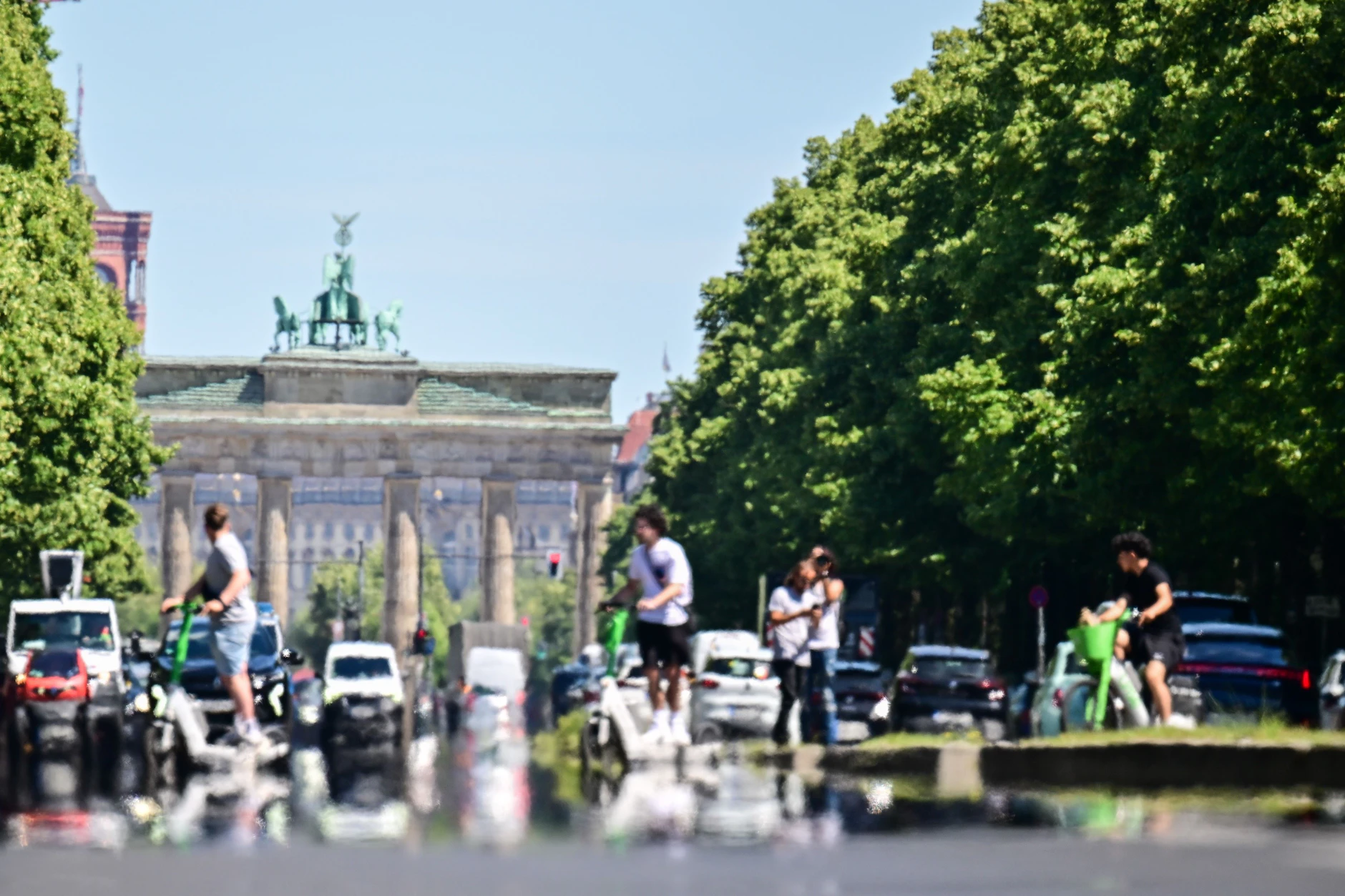 Die Stadt flimmert: Vor allem Großstädte wie Berlin heizen sich im Sommer extrem auf. In der Nacht wurde es auch während der letzten Hitzewelle nicht kälter als 20 Grad.