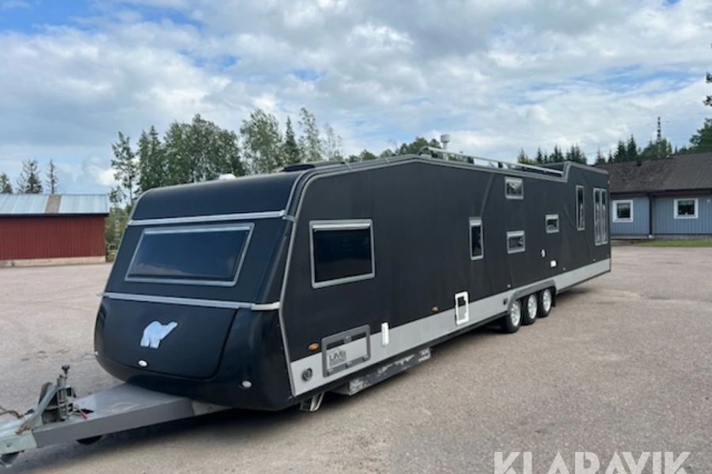 Das „Black Beast“ ist rund 14 Meter lang. Der als Polar Glacier gebaute Wohnwagen gilt als eines der größten jemals gebauten Modelle seiner Art.