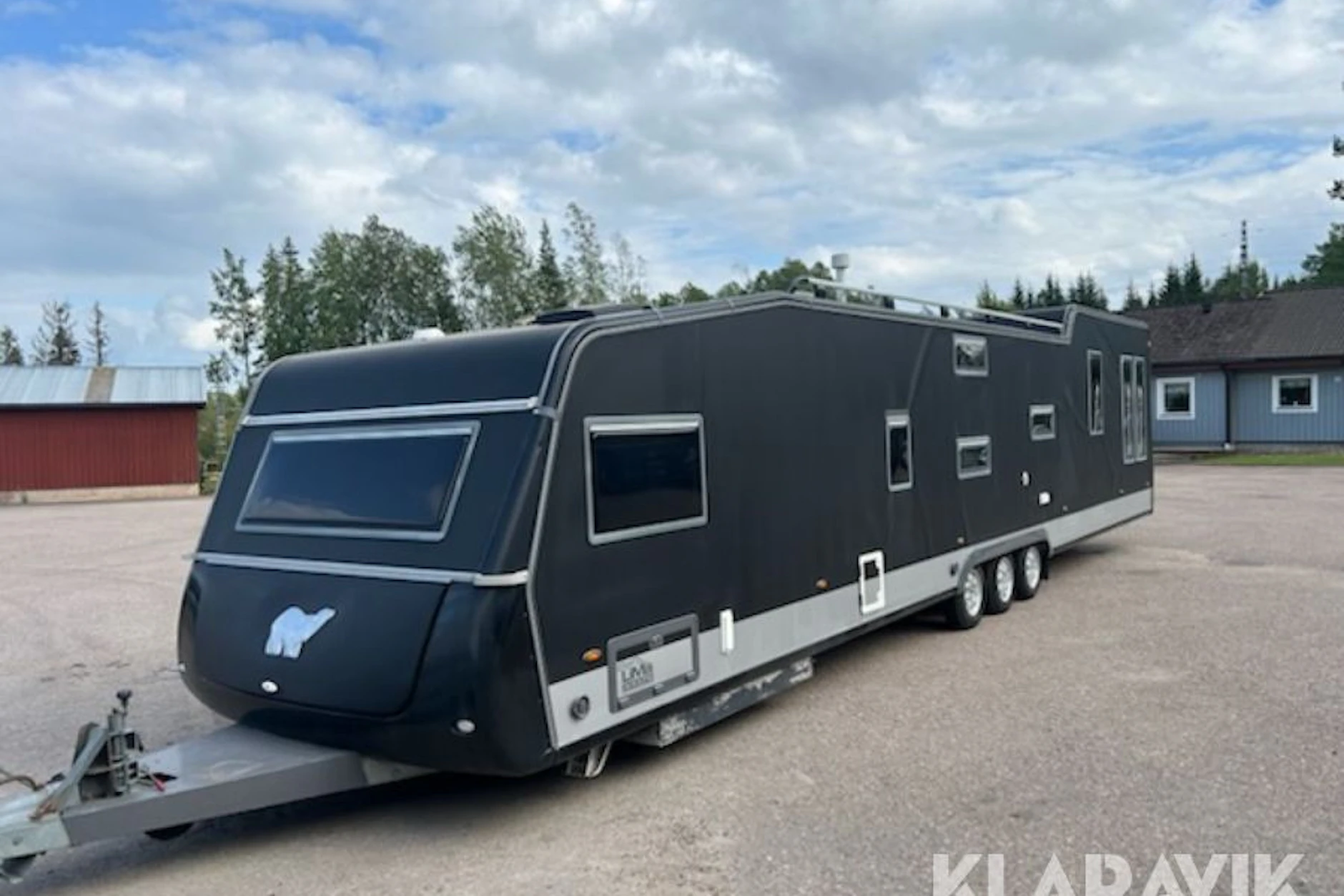 Das „Black Beast“ ist rund 14 Meter lang. Der als Polar Glacier gebaute Wohnwagen gilt als eines der größten jemals gebauten Modelle seiner Art.