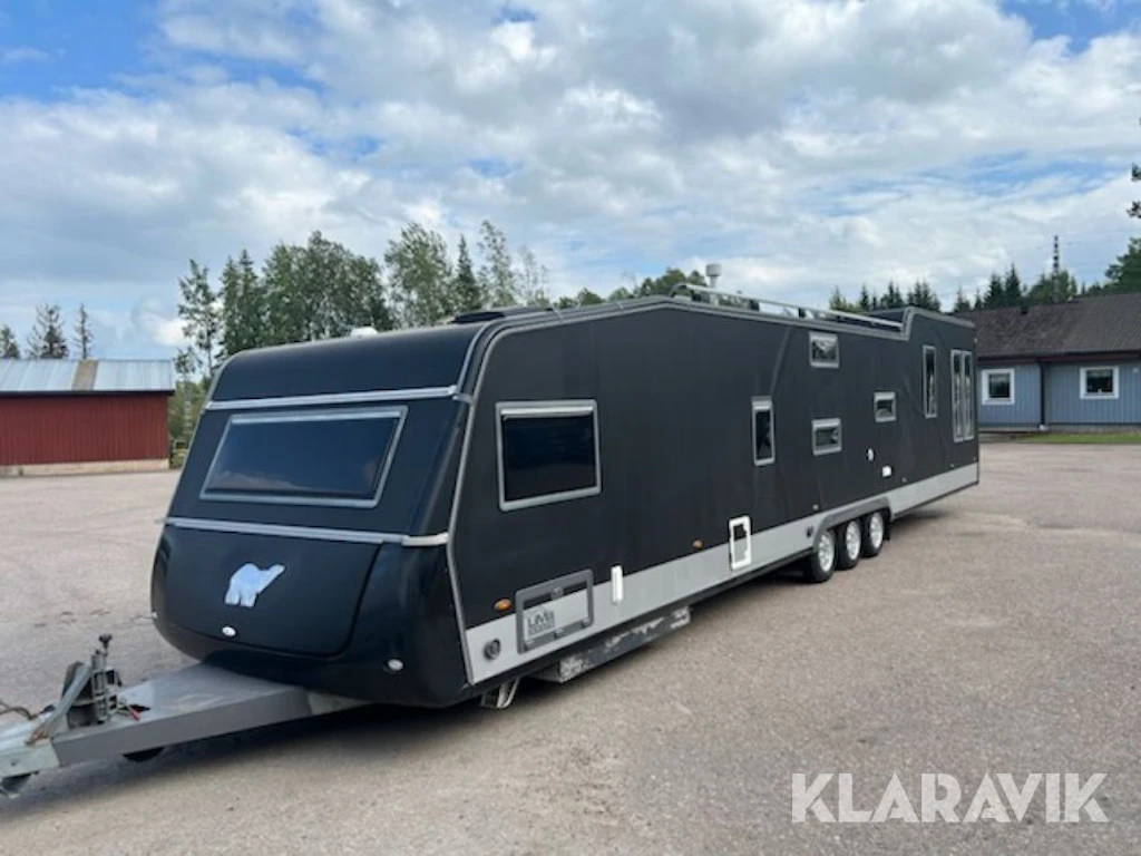 Einer der größten Wohnwagen Europas: Warum das „Black Beast“ keinen Käufer findet