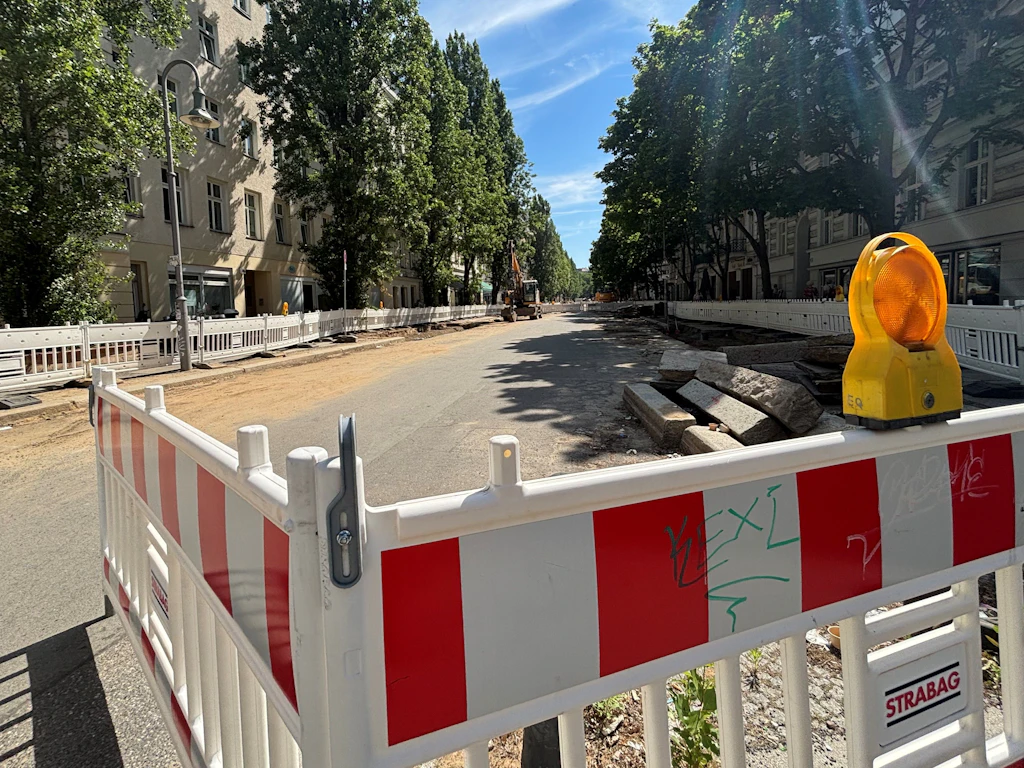 Gesperrte Fahrbahn: Die Sredzkistraße in Prenzlauer Berg ist seit August 2025 eine Baustelle – noch bis Juli 2026.