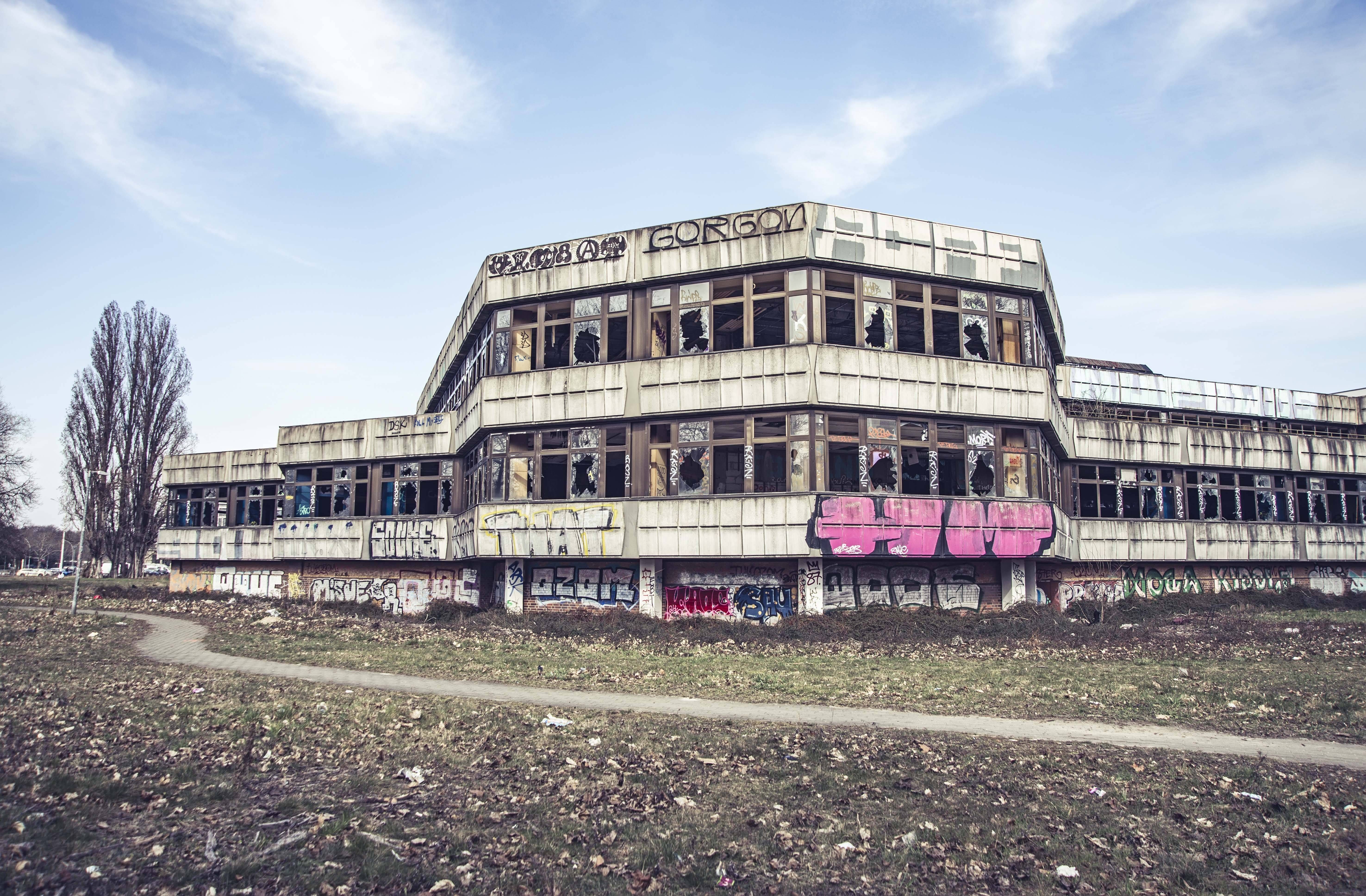 Früher Prestigebau: Was wird aus der DDR‑Ruine am Sportforum Hohenschönhausen?