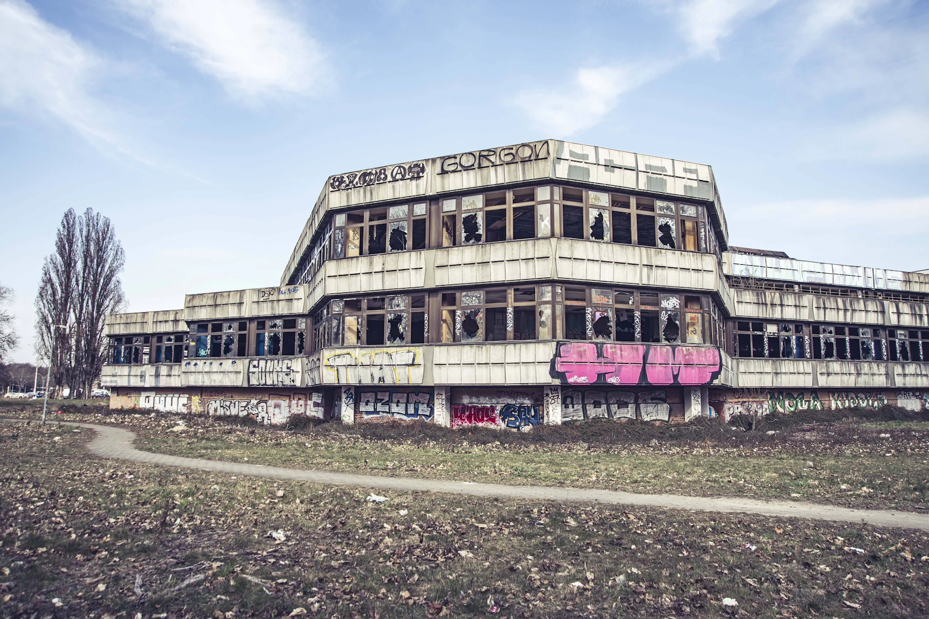Früher Prestigebau: Was wird aus der DDR‑Ruine am Sportforum Hohenschönhausen?