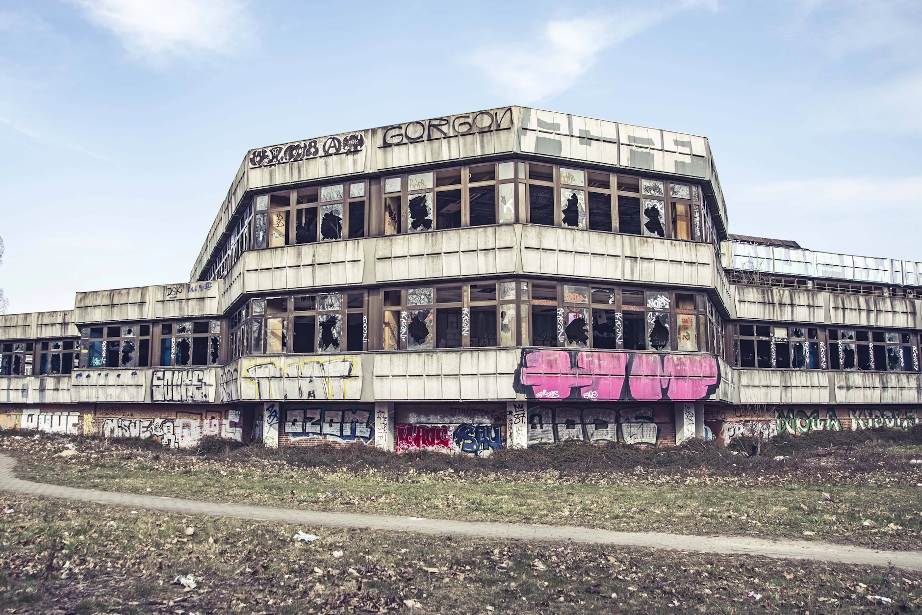 Das Kongresszentrum und das Sporthotel Weissensee am Sportforum verfällt seit Jahren.