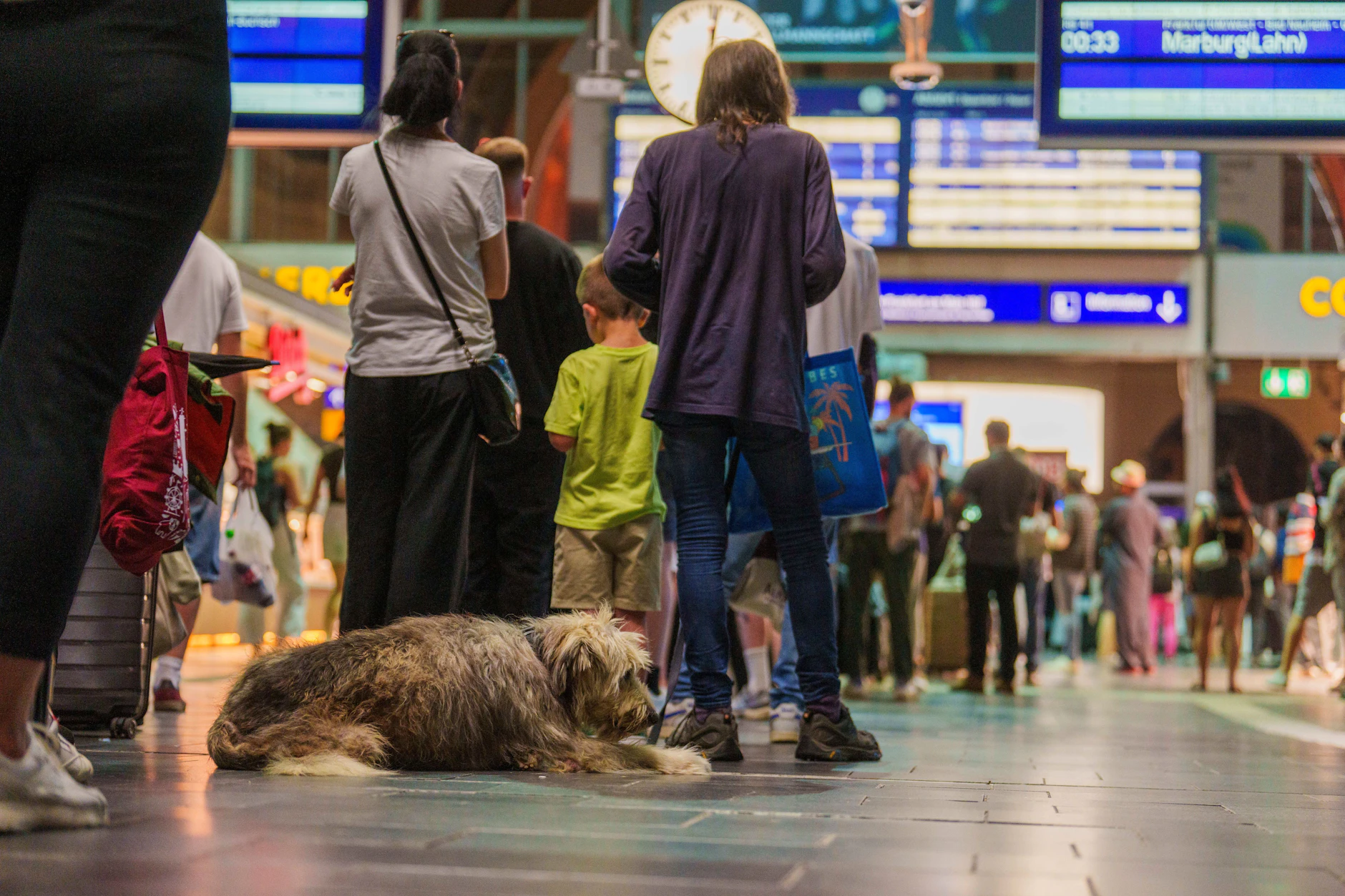 Lange Schlangen vor dem Serviceschalter am Bahnhof. Welche Entschädigung gibt es bei Zug-Verspätung?