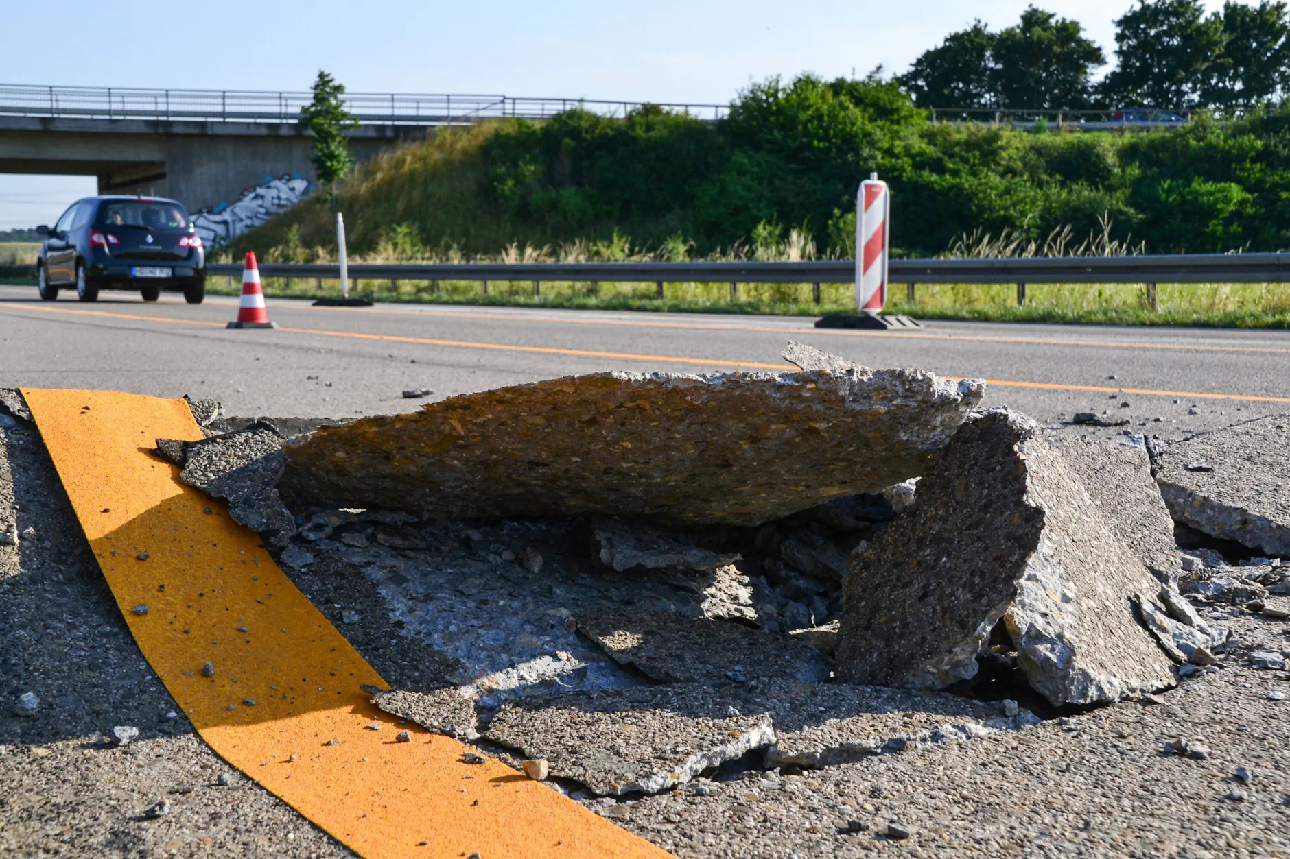 Die Hitze lässt den Asphalt brechen, eine Riesengefahr für Autofahrer.