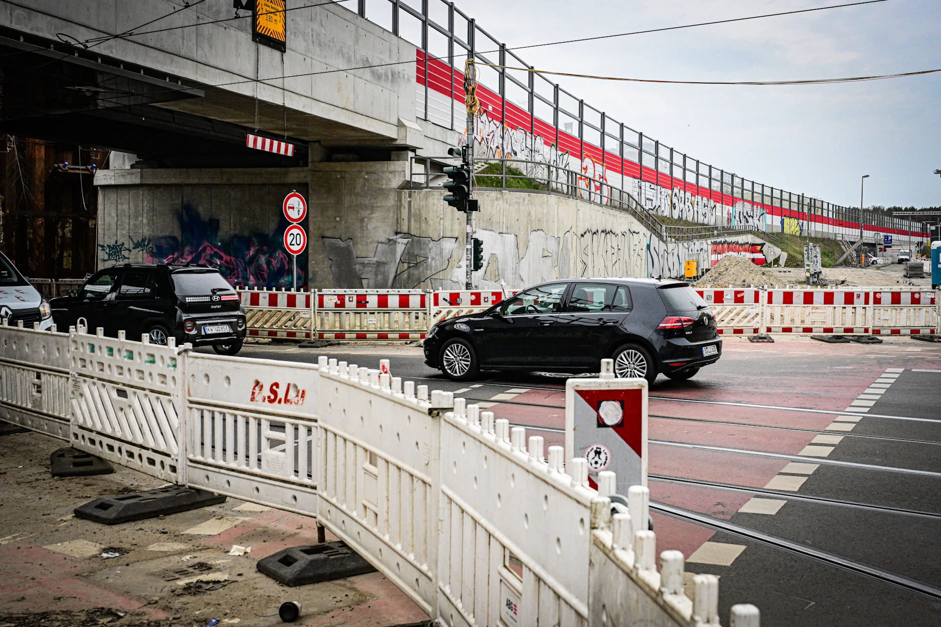 Die Bahnhofstraße in Köpenick ist für die Autofahrer, die hier durch müssen, schon seit Jahren ein Nadelöhr. Nun ist auch die benachbarte Hämmerlingstraße wieder dicht.