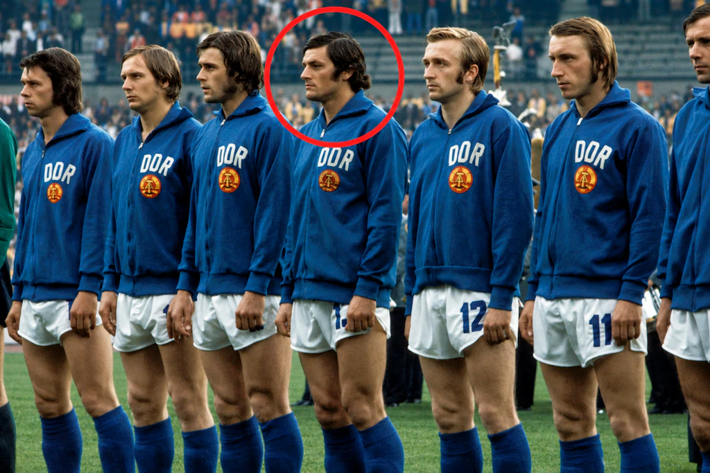Reinhard Lauck (Kreis) stellt sich mit seinen Kollegen vor dem Spiel am 26. Juni 1974 gegen Brasilien in Hannover zur Hymne auf.