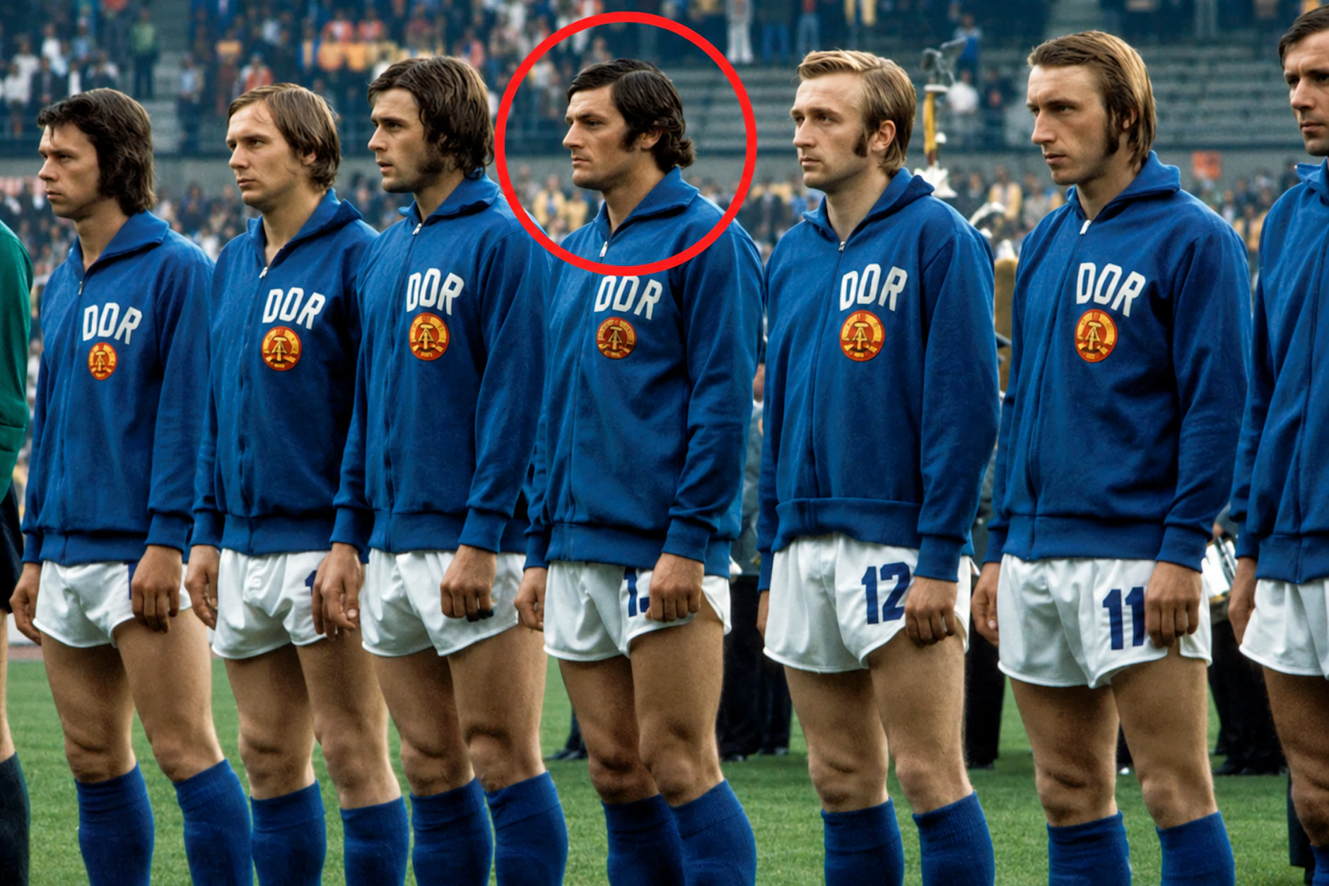 Reinhard Lauck (Kreis) stellt sich mit seinen Kollegen vor dem Spiel am 26. Juni 1974 gegen Brasilien in Hannover zur Hymne auf.
