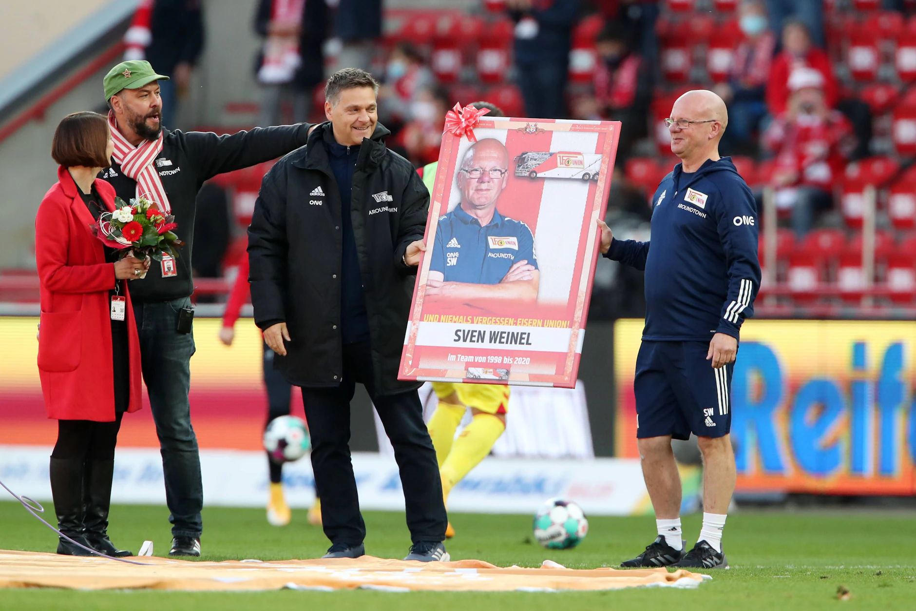 24.10.2020: Sportdirektor Oliver Ruhnert verabschiedet Busfahrer Sven Weinel nach 22 Jahren als Fahrer für den 1. FC Union.