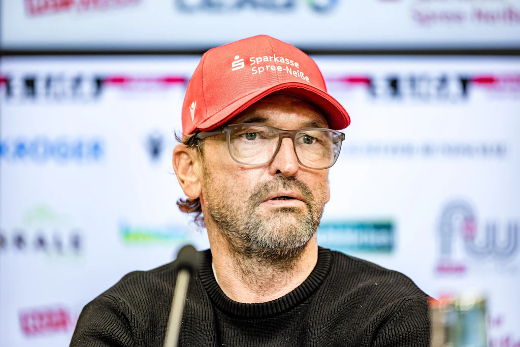 Trainer Claus-Dieter Wollitz sprach über eine Stunde lang über seine Pläne für die neue Saison des FC Energie Cottbus.